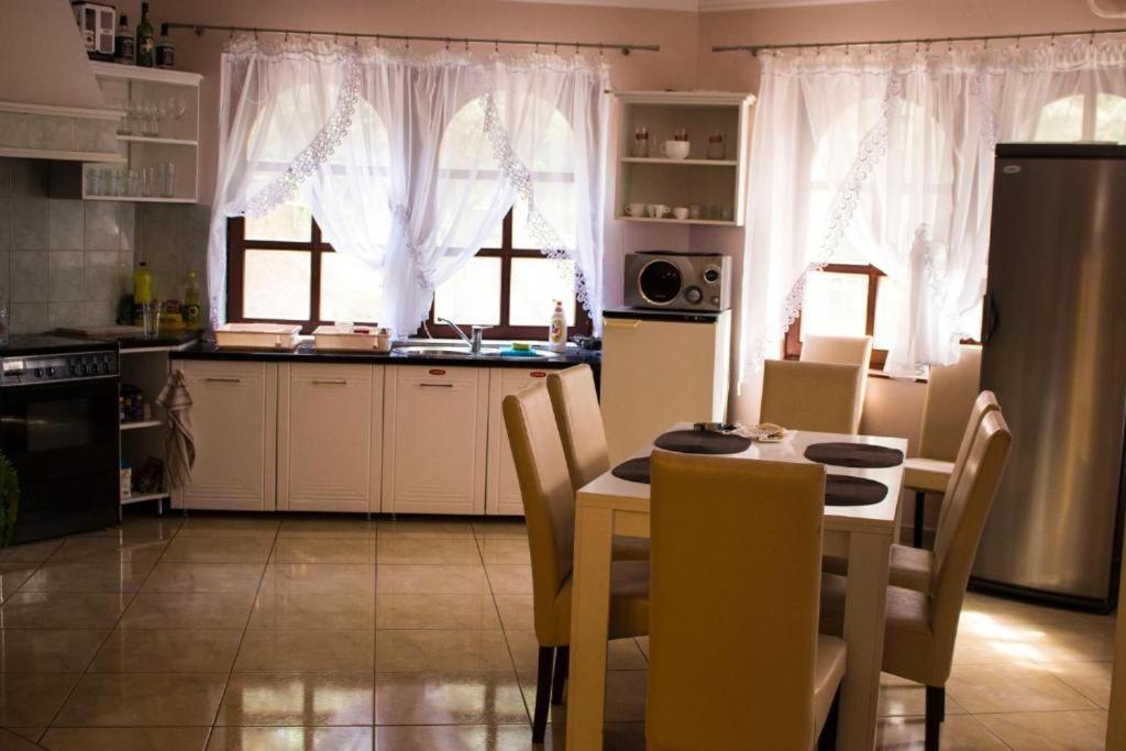 Brassoi Vendeghaz Hotel มิชโคลซ์ ภายนอก รูปภาพ
