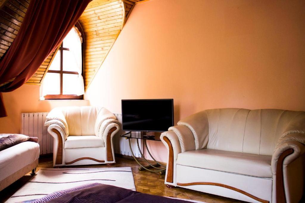 Brassoi Vendeghaz Hotel มิชโคลซ์ ภายนอก รูปภาพ